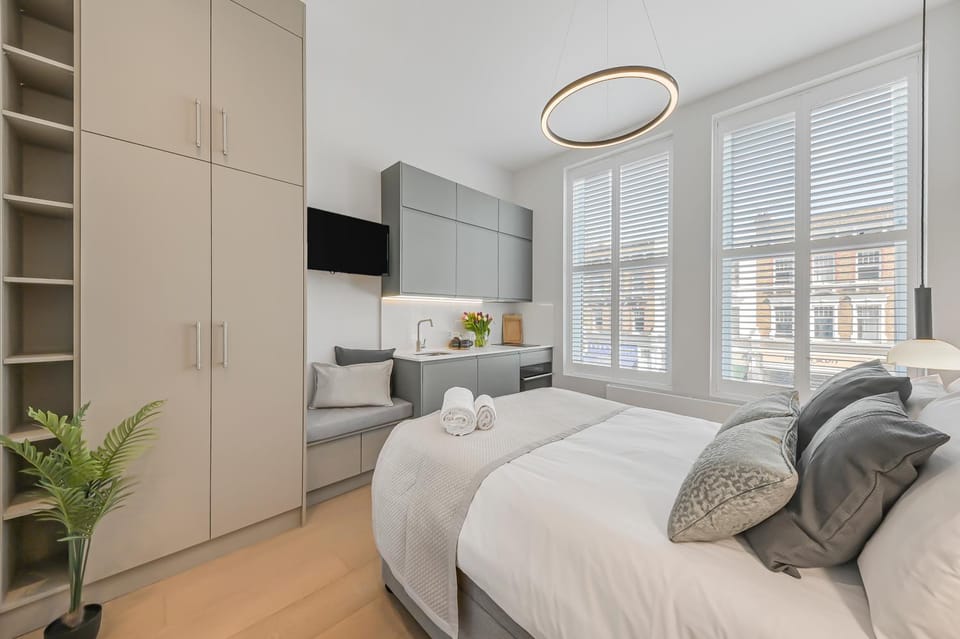 Bed, TV and multimedia, Kitchen or kitchenette, Photo of the whole room, wardrobe