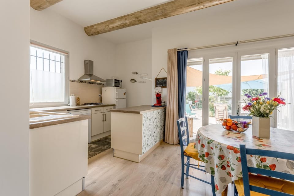 Property building, Kitchen or kitchenette, Living room