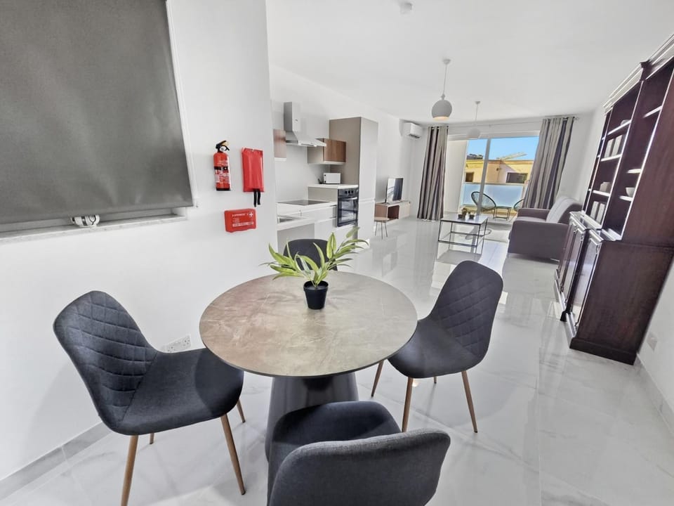 Kitchen or kitchenette, Living room, Seating area, Dining area