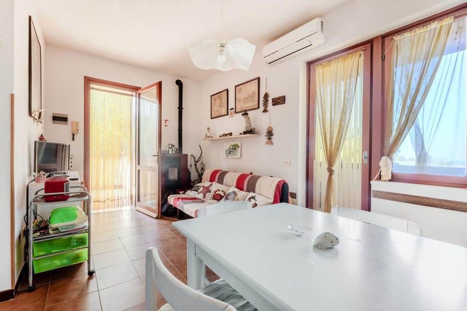 Seating area, Bedroom, air conditioner