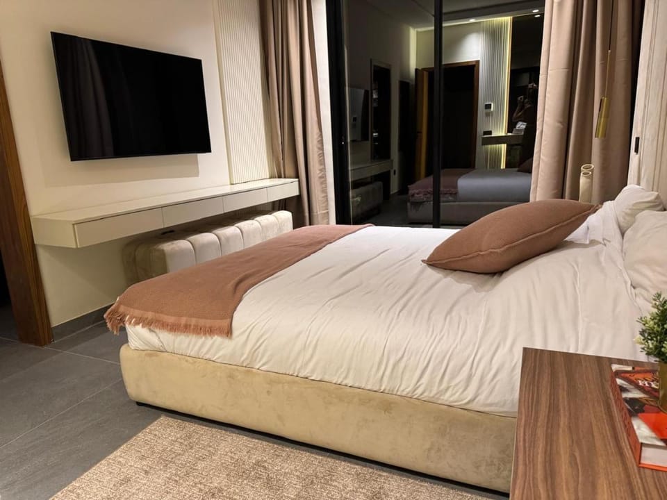 Bed, TV and multimedia, Photo of the whole room, Bedroom