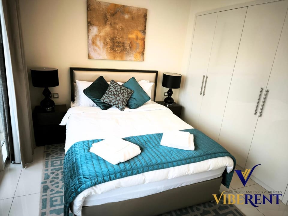 Bed, Photo of the whole room, Bedroom, Text overlay, towels, wardrobe