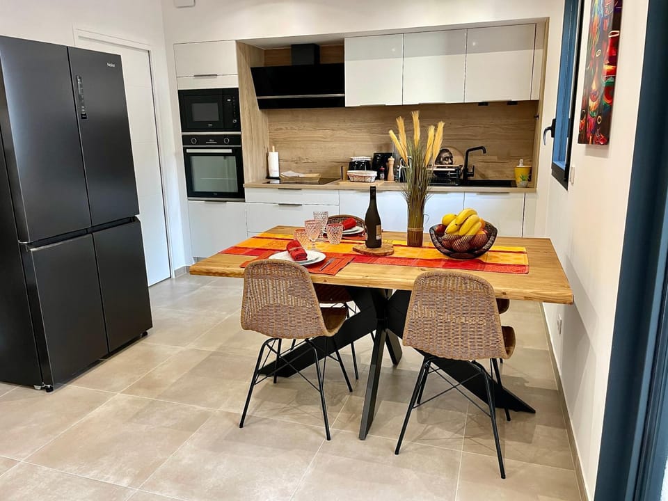 Dining area, kitchen