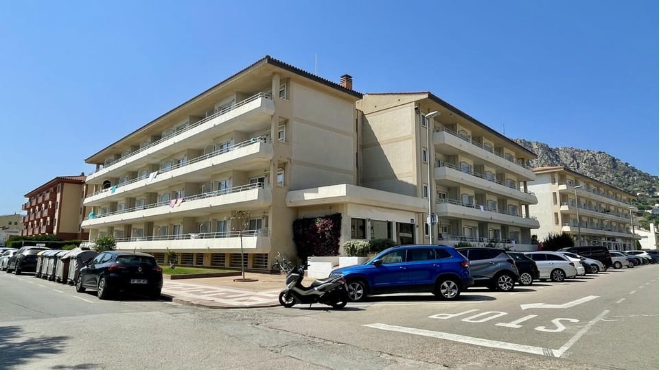 Property building, Facade/entrance, Off site