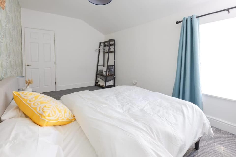 Joyful Management -Top Floor Apartment with home Feel Deco in M16 Apartment in Stretford