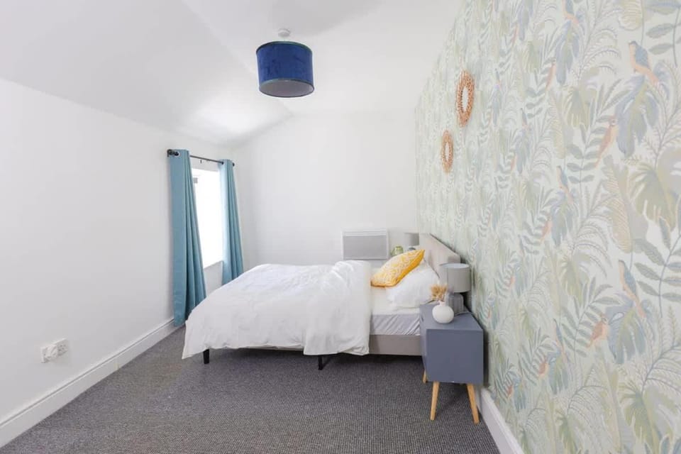 Joyful Management -Top Floor Apartment with home Feel Deco in M16 Apartment in Stretford