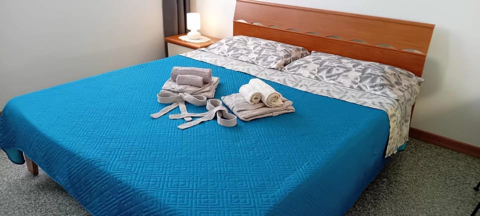 Bed, Decorative detail, Bedroom, furniture, towels