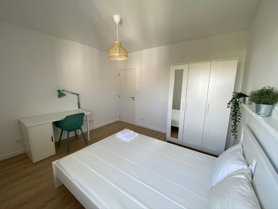 Family & Group Apartment Near Carcavelos Beach, NOVA SBE & NCI Academy 24 - stairs only Apartment in Carcavelos