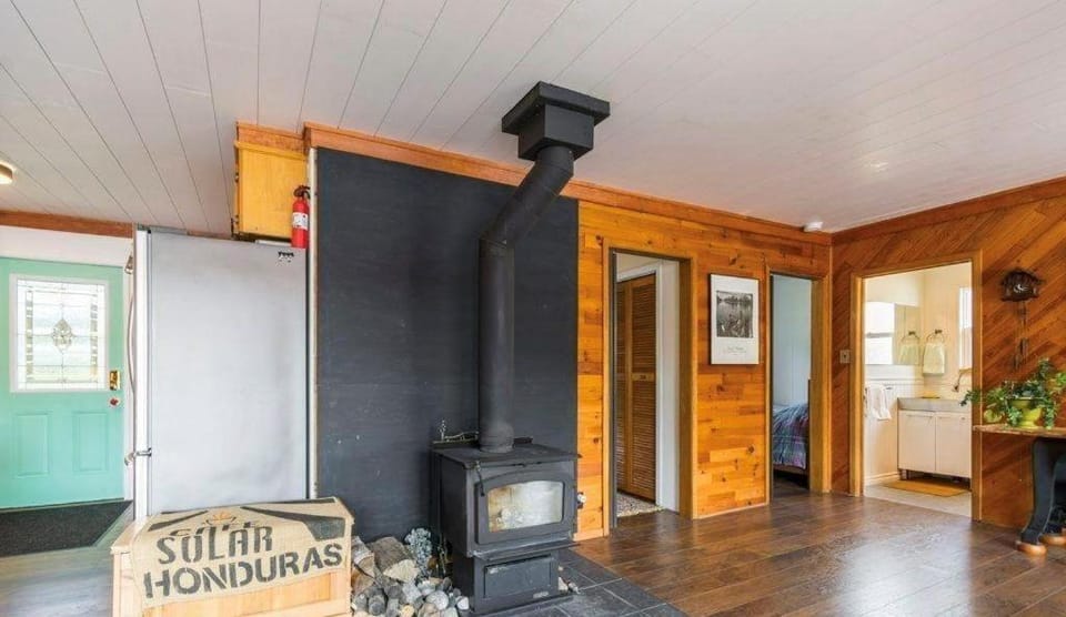 Slice of Heaven on the Otonabee WITH HOT TUB House in Otonabee-South Monaghan