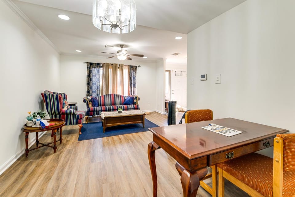 3 Mi to Dulles Airport: D.C. Area Townhome House in Herndon