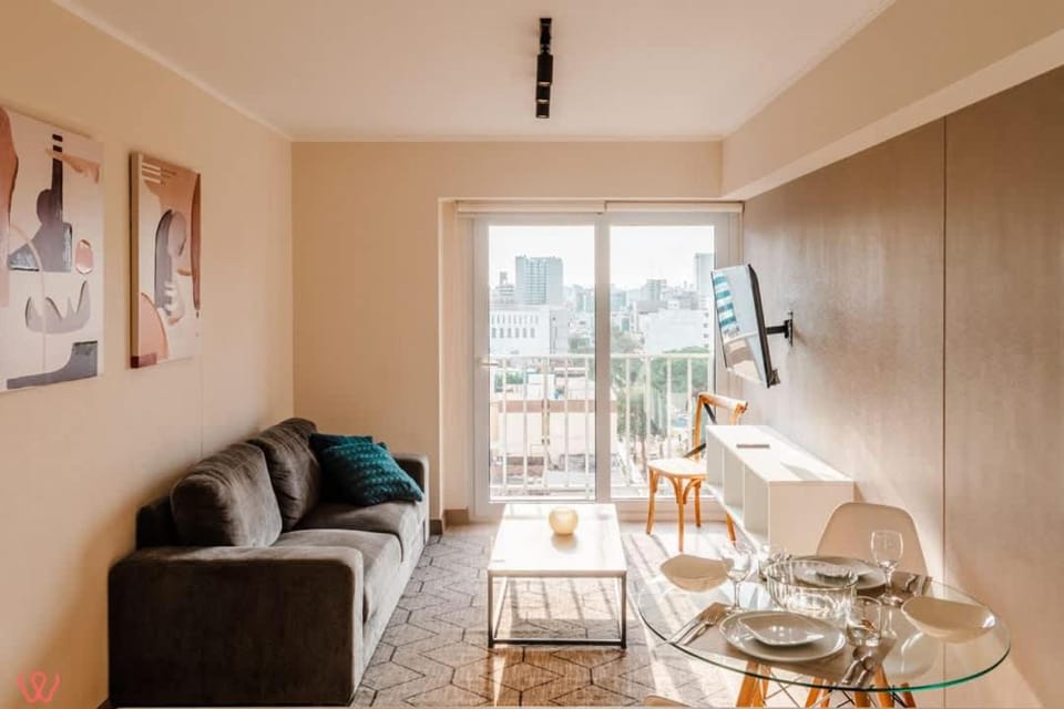 Bright 1BR Balcony & View Apartment in Lince