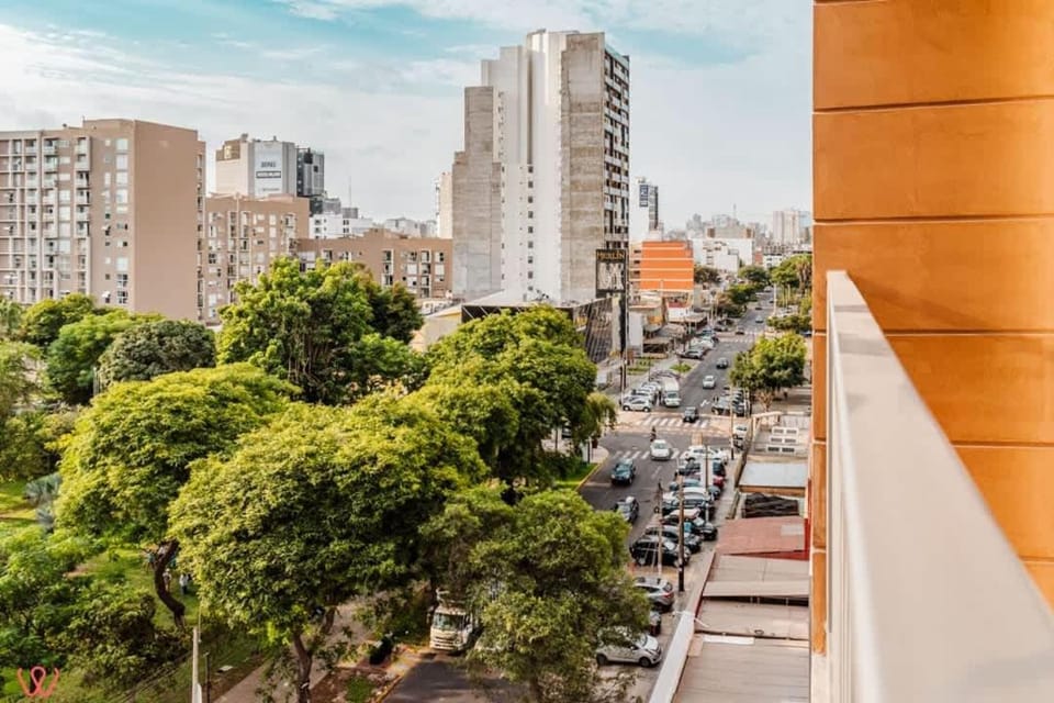 Bright 1BR Balcony & View Apartment in Lince