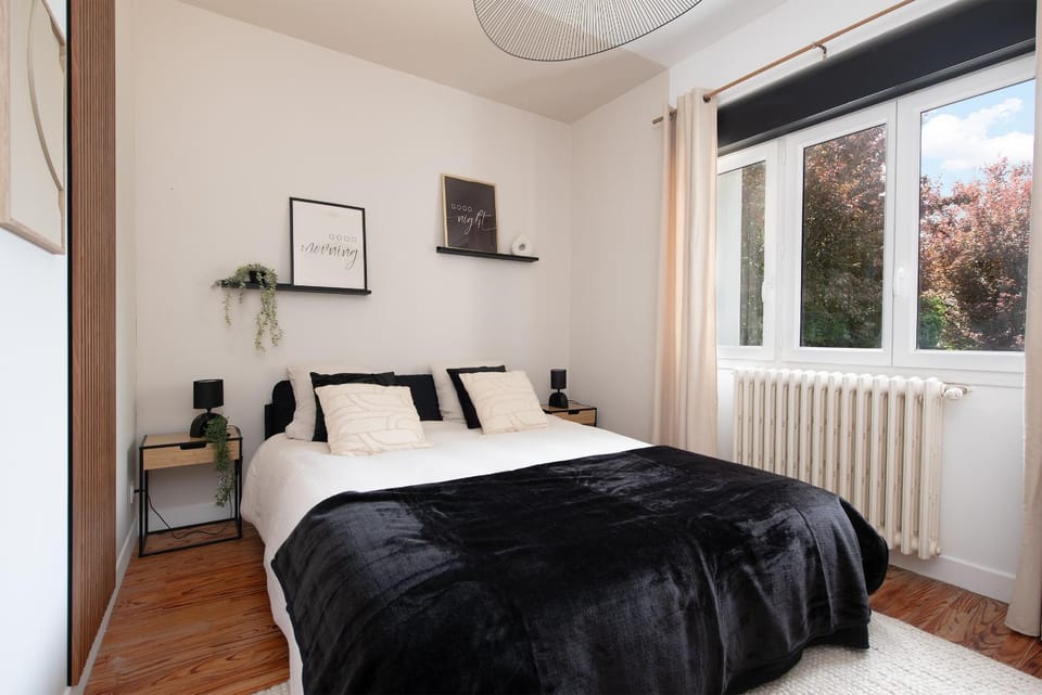 Bed, Photo of the whole room, Bedroom, internet