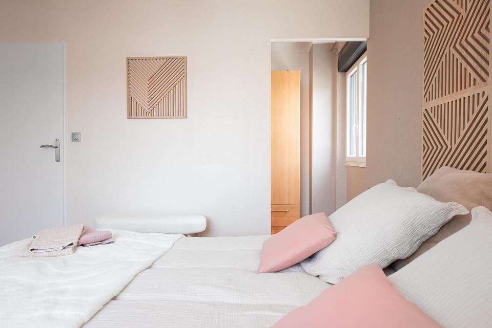 Bed, Photo of the whole room, Decorative detail, Decorative detail, Bedroom, Garden view, storage, towels
