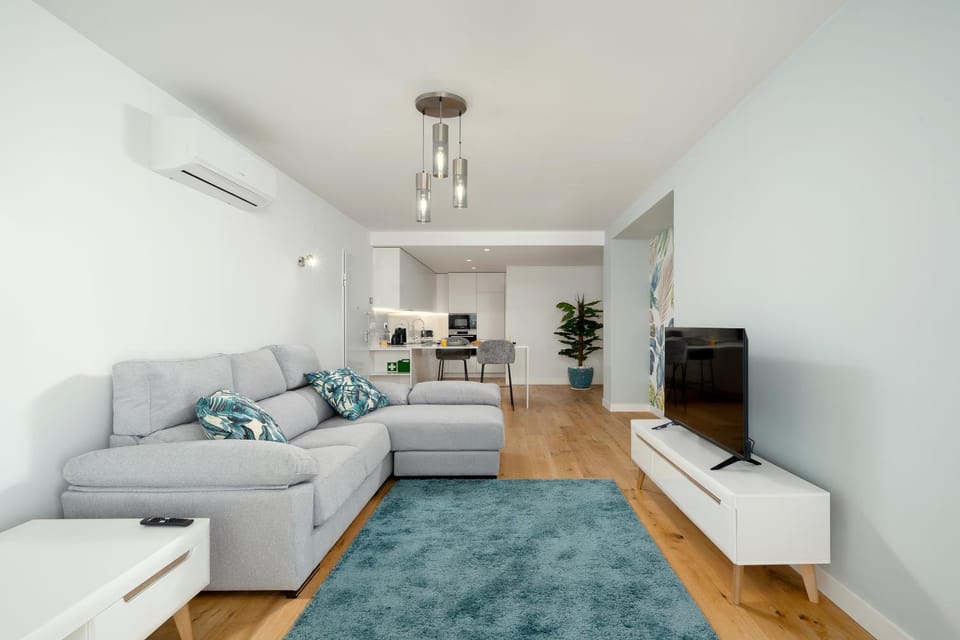 TV and multimedia, Living room, Seating area, air conditioner