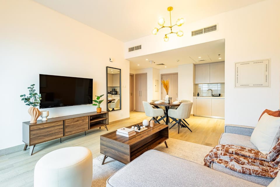 Elegant Yas Retreat - 5 min from Ferrari, SeaWorld, Formula 1, Warner Bros, Etihad Arena - Heart of Waters Edge - Waterfront Community Apartment in Abu Dhabi