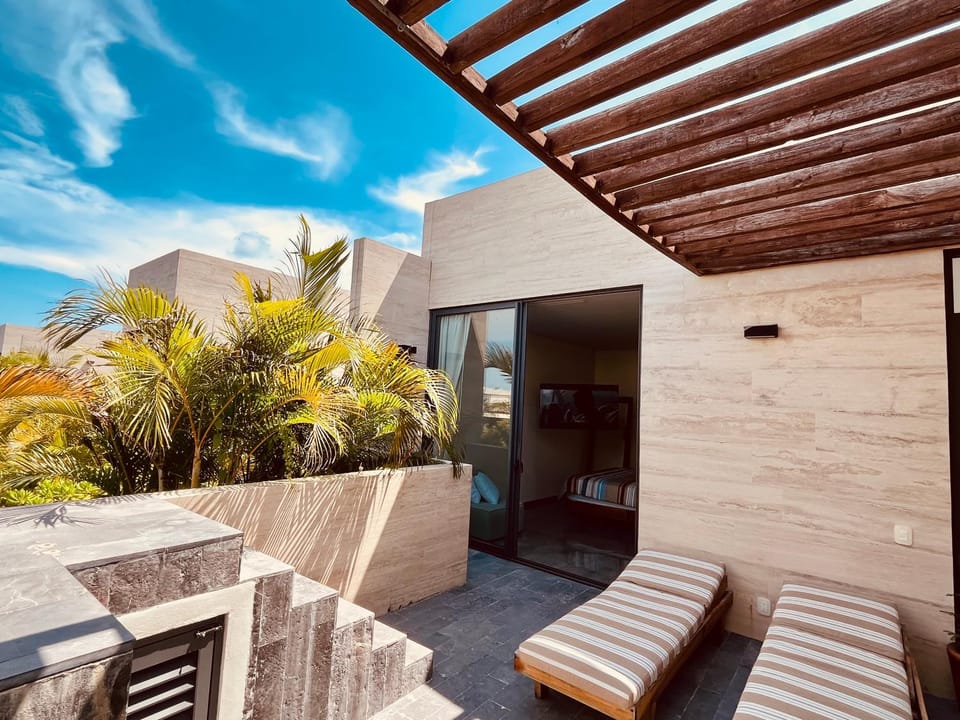 Patio, Balcony/Terrace, sunbed