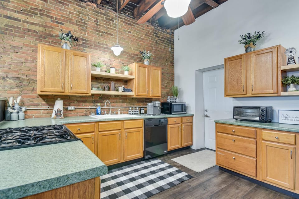 Jacuzzi Tub & Full Kitchen: Dowtown Hannibal Loft Apartment in Hannibal