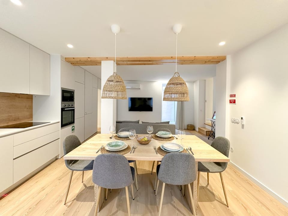 TV and multimedia, Kitchen or kitchenette, Living room, Seating area, Dining area, oven