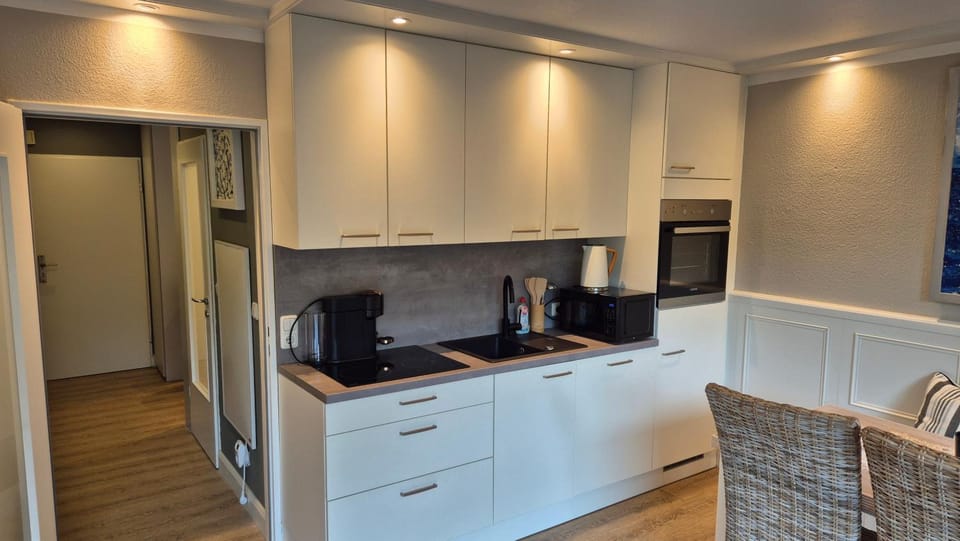 Coffee/tea facilities, Kitchen or kitchenette, dishwasher, stove, kitchen