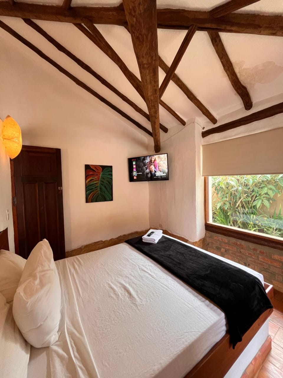 Bed, TV and multimedia, Photo of the whole room, Bedroom
