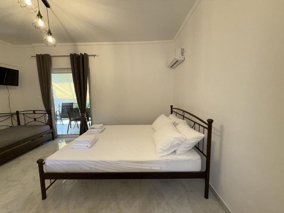 Bed, TV and multimedia, towels, air conditioner