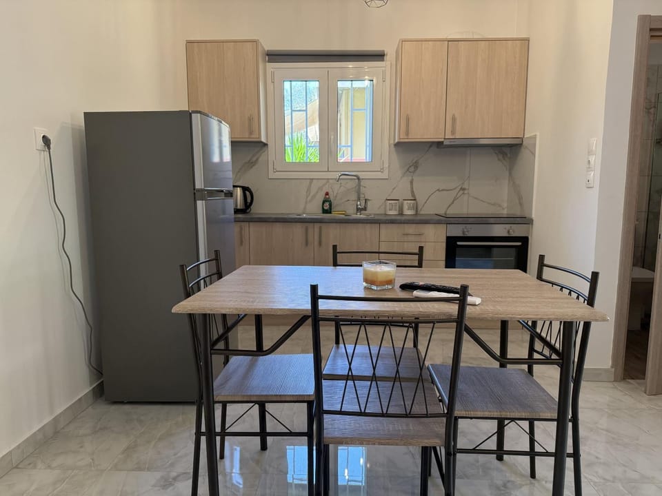 Kitchen or kitchenette, Dining area, oven, stove
