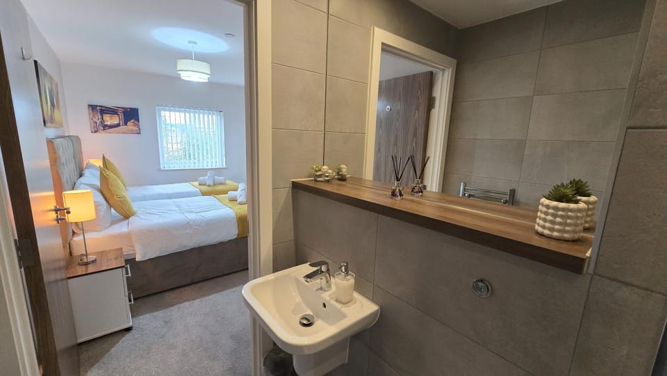 Shower, Toilet, Bed, Bathroom, Photo of the whole room, Bedroom, towels