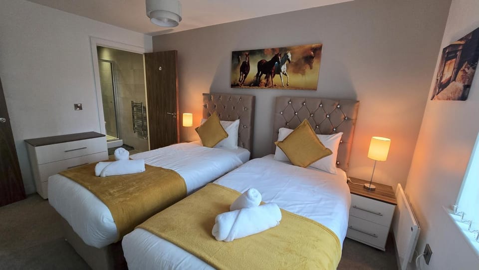 Bed, Photo of the whole room, Bedroom, towels