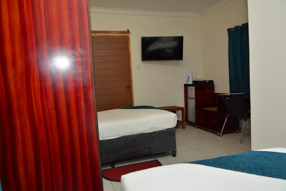 Bed, TV and multimedia, Photo of the whole room, Bedroom