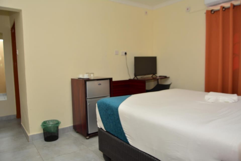 Bed, TV and multimedia, Bedroom