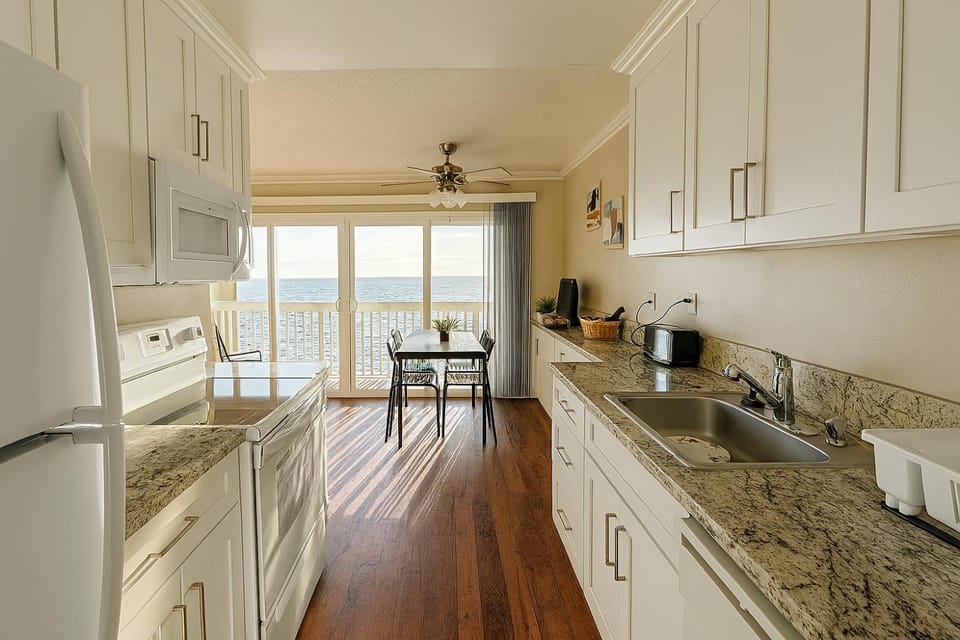 Ocean Haven Beachfront Getaway by Redondo Pier Apartment in Redondo Beach