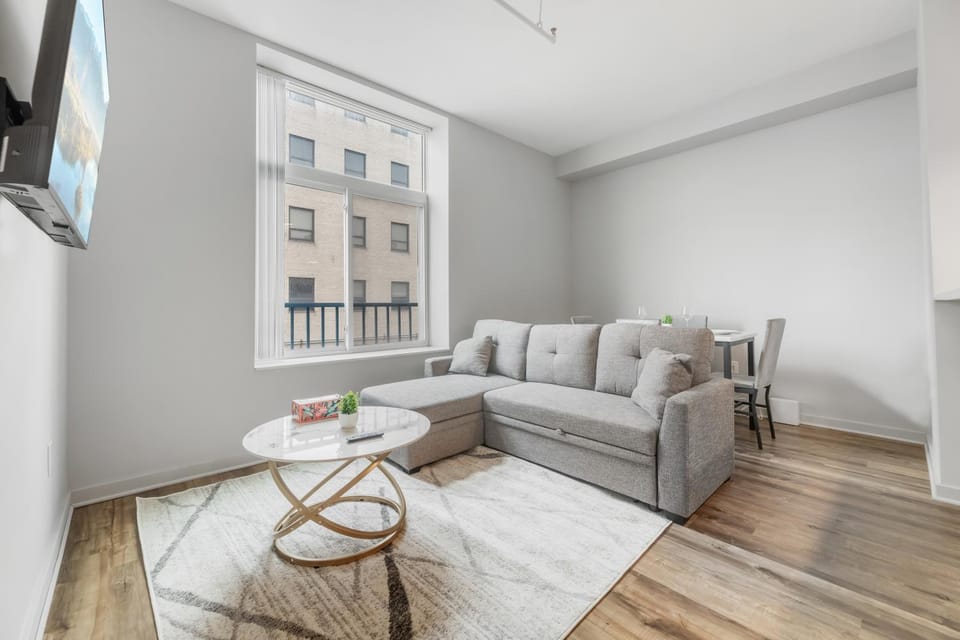 Spacious DT Condo l Free Parking l Fast Wi-Fi Apartment in Cleveland Heights