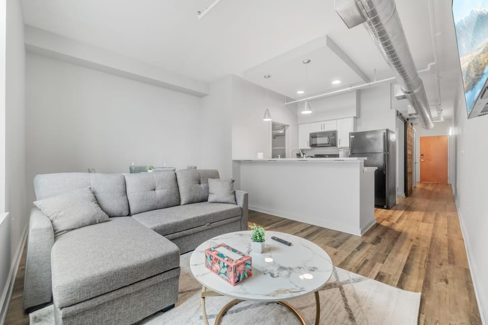 Spacious DT Condo l Free Parking l Fast Wi-Fi Apartment in Cleveland Heights