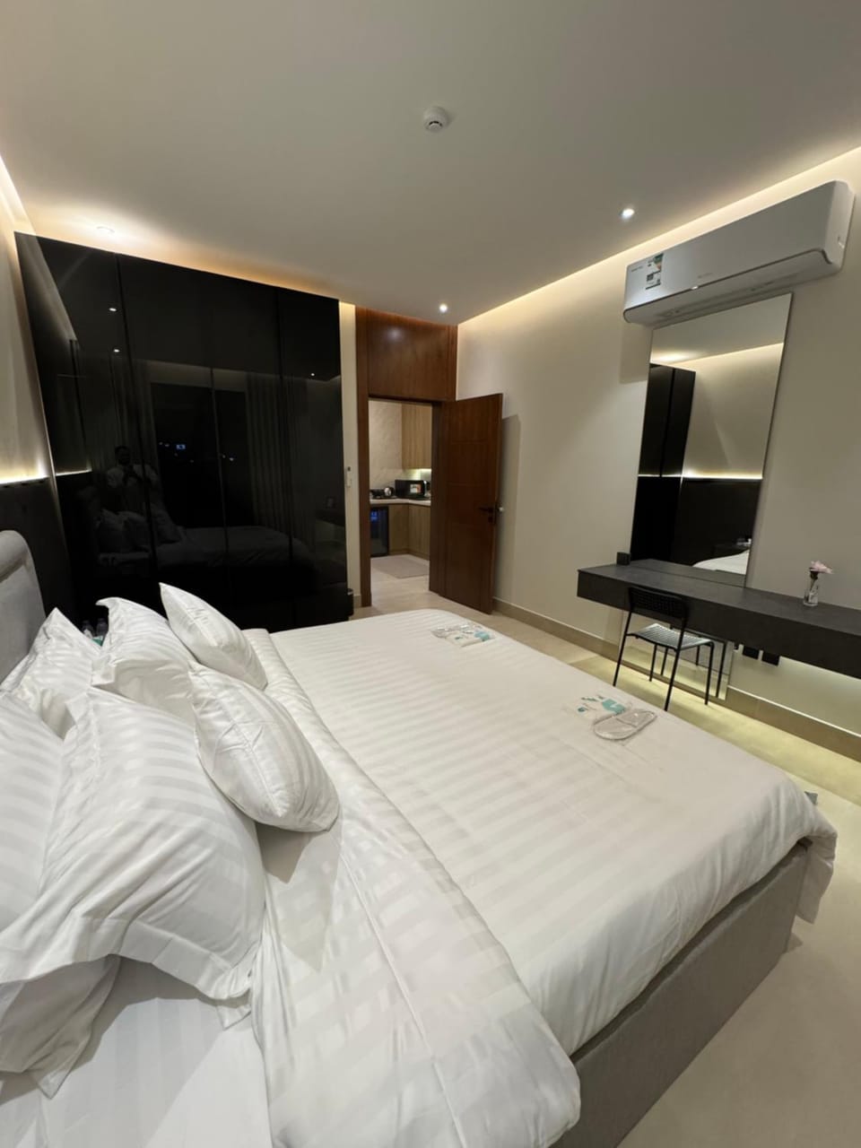 Bed, Photo of the whole room, Bedroom, wardrobe