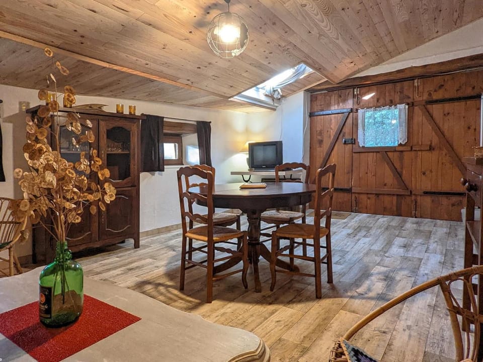 Gîte atypique à Courtesoult-et-Gatey pour un séjour confortable - FR-1-583-491 House in Bourgogne-Franche-Comté