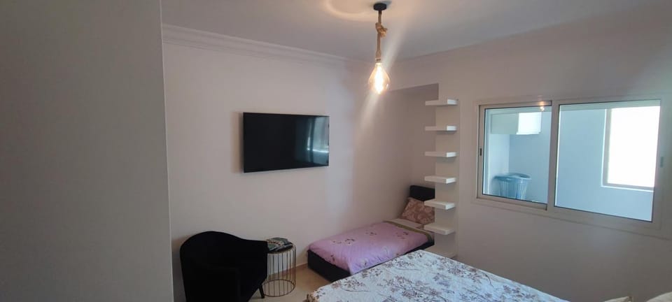 Bed, TV and multimedia, Photo of the whole room, Bedroom