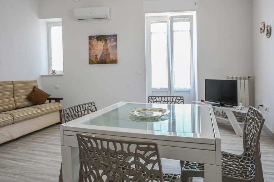 Communal lounge/ TV room, TV and multimedia, Living room, Seating area, Dining area, Evening entertainment
