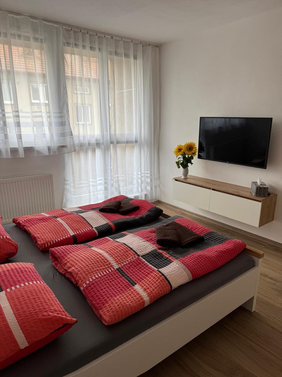 Bed, TV and multimedia, Bedroom