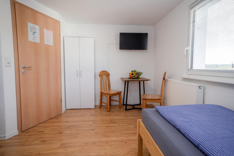 Bed, TV and multimedia, Photo of the whole room