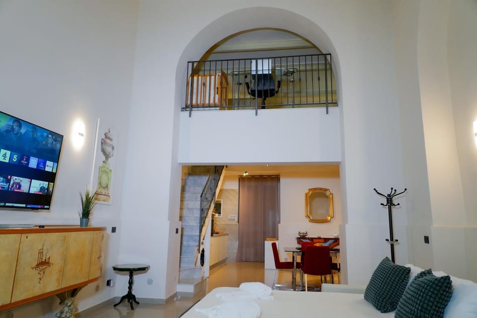 Bed, TV and multimedia, Living room, Photo of the whole room, Seating area, Evening entertainment, Bedroom