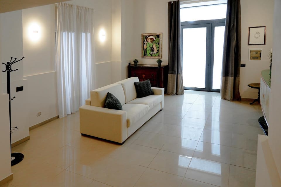 TV and multimedia, Living room, Seating area, Bedroom