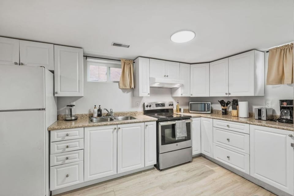 Comfy 2BR Apt near Beach and Downtown Free Parking Apartment in Oshawa