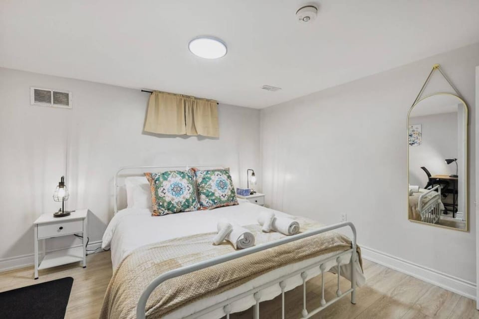 Comfy 2BR Apt near Beach and Downtown Free Parking Apartment in Oshawa
