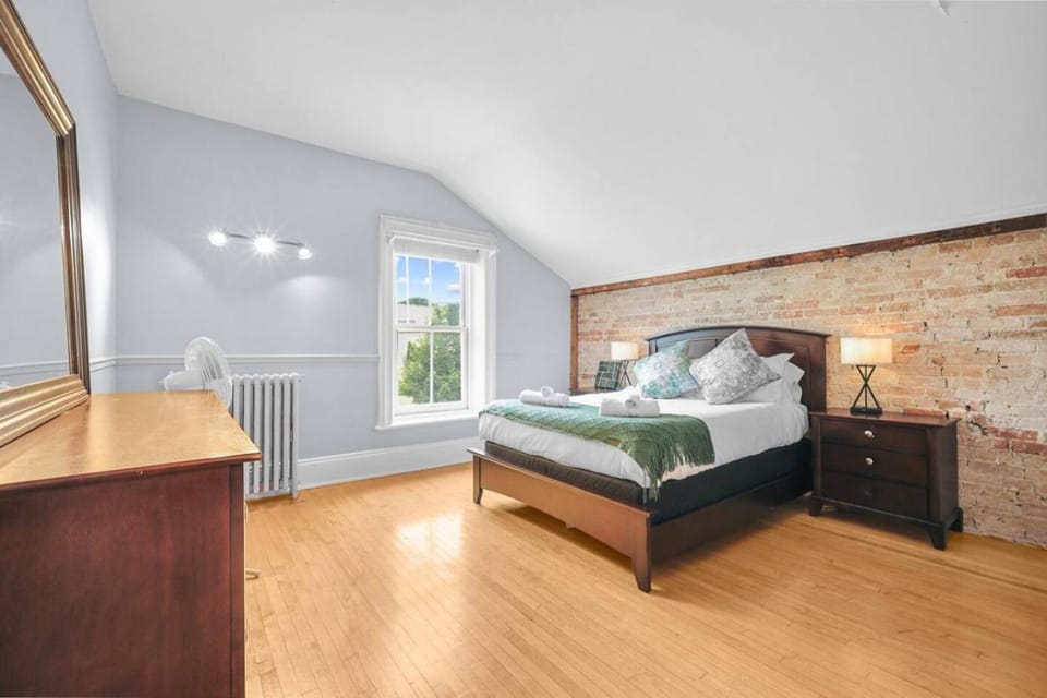 6BR house with Pool, BBQ & Firepit. Mins to Beach and Downtown House in Cobourg