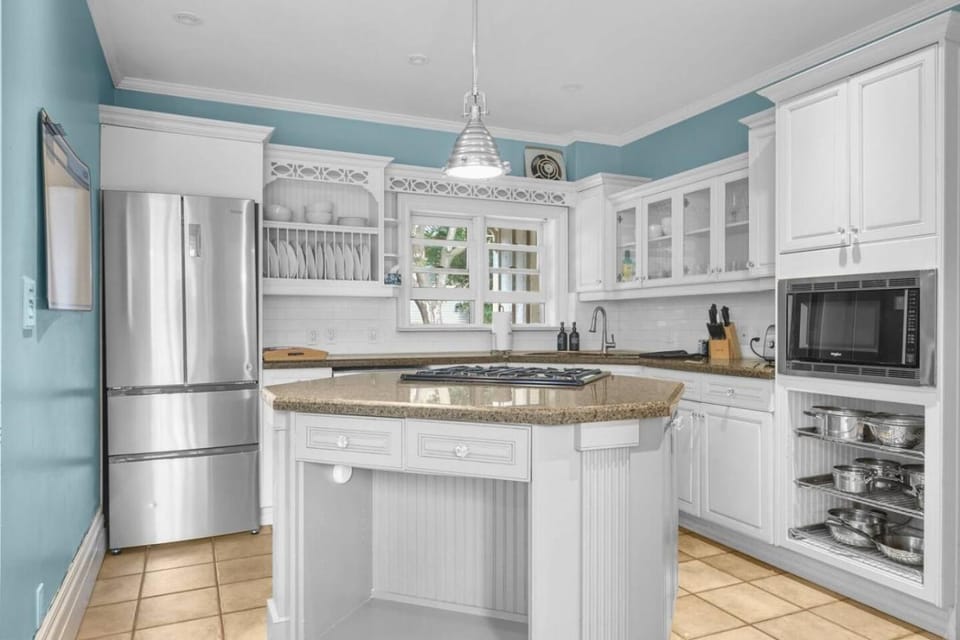6BR house with Pool, BBQ & Firepit. Mins to Beach and Downtown House in Cobourg