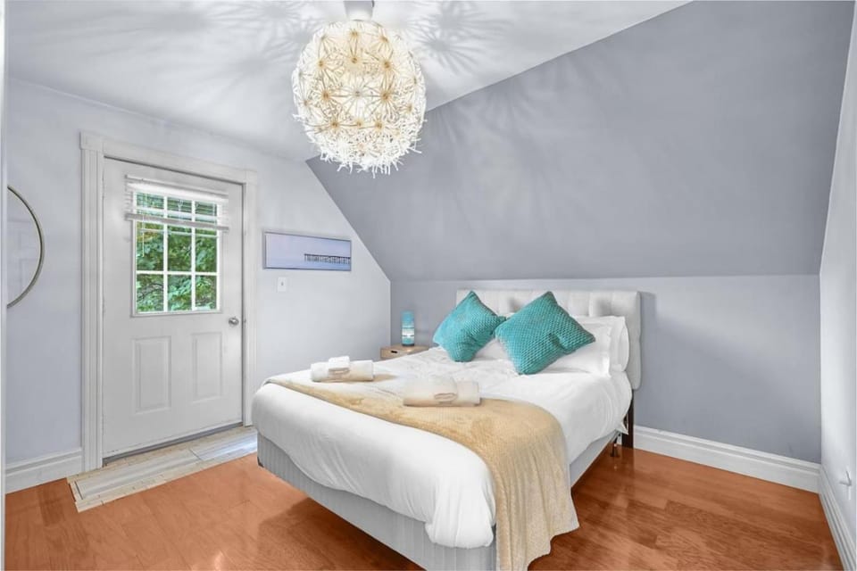 2BR Downtown Retreat Mins to Beach BBQ and Firepit House in Cobourg