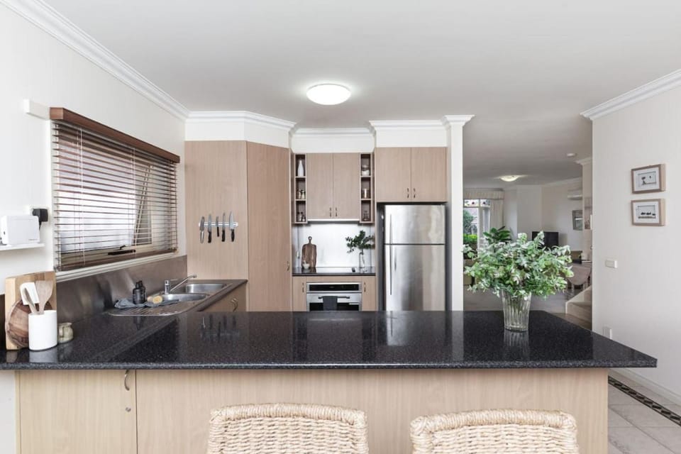 Beachside Warrnambool CBD House in Warrnambool