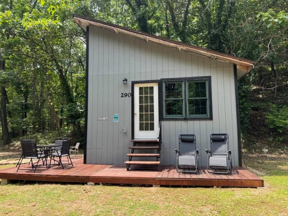 The Holler Cabin Cabin in Eureka Springs