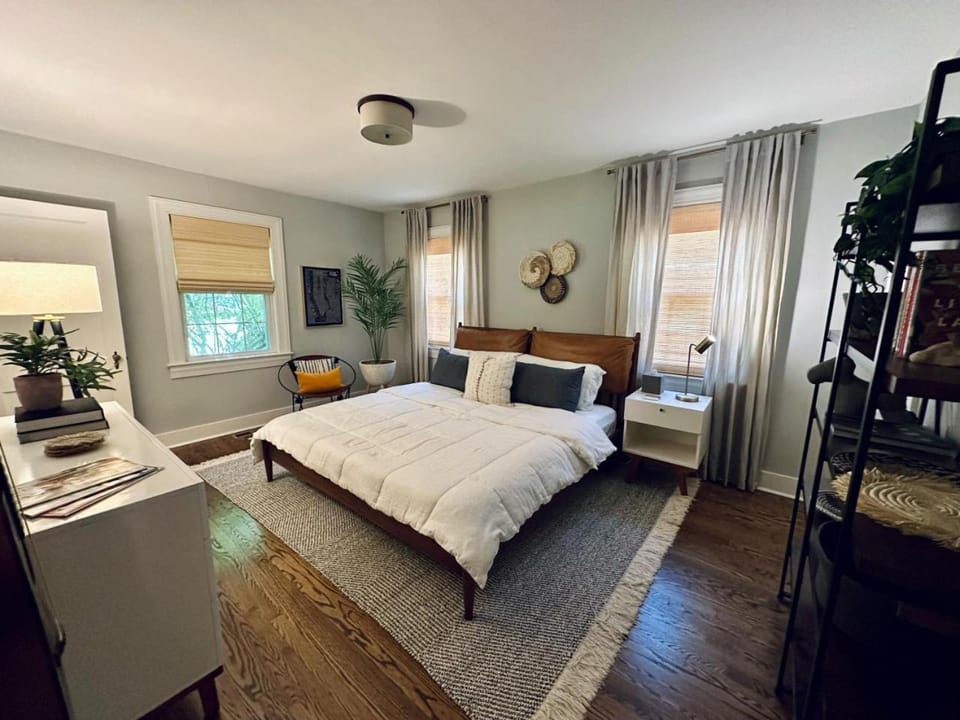 The Knoxville Nest Cozy 3BR Retreat w Fireplace House in Knoxville